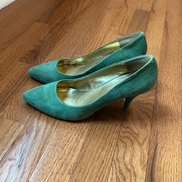 Green suede pumps - Picture 2 of 6